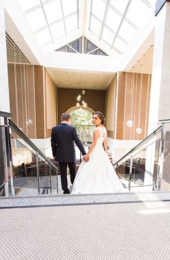 Gelin ve damat el ele tutuşuyorlar.