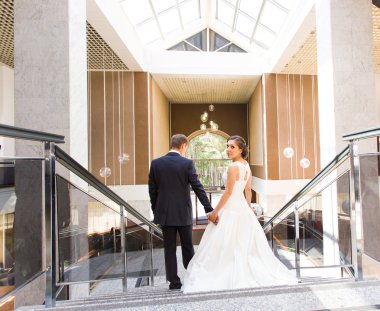 Gelin ve damat el ele tutuşuyorlar.