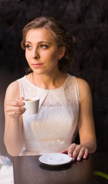 Güzel gelin düğün gününde poz veriyor