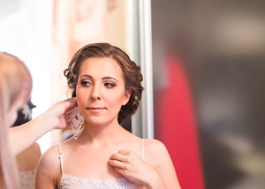 Kadının stilistler eller şık bir saç modeli yapma