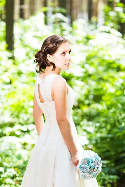 Bella sposa posa nel giorno del suo matrimonio — Foto Stock