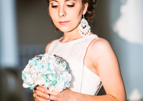 Bela noiva posando em seu dia do casamento — Fotografia de Stock