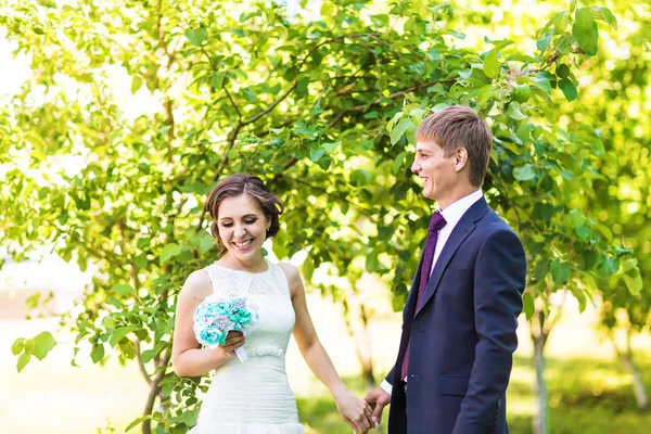 Glad brud och brudgum på deras bröllop — Stockfoto