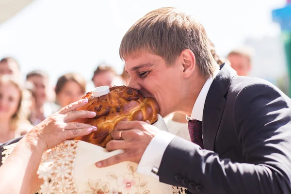 Bröllop limpa att brytas av bruden och brudgummen — Stockfoto