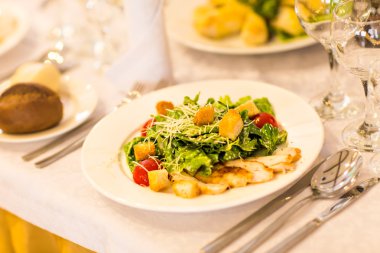 Sezar salatası tavuk ve yeşillik bir tablo