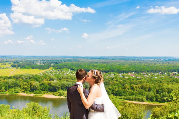 Mooie bruid en bruidegom is bruiloft genieten — Stockfoto