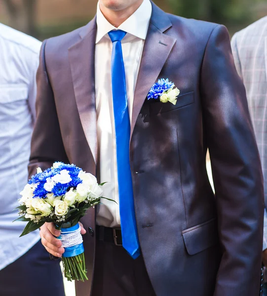 Bello mazzo nuziale in mani della sposa — Foto Stock