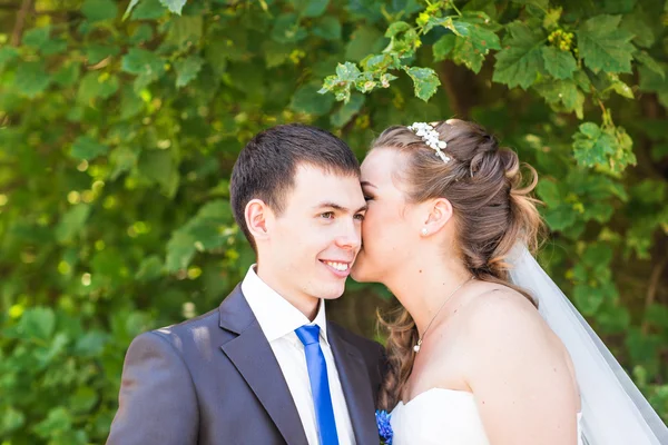Schöne Braut und Bräutigam genießt Hochzeit — Stockfoto