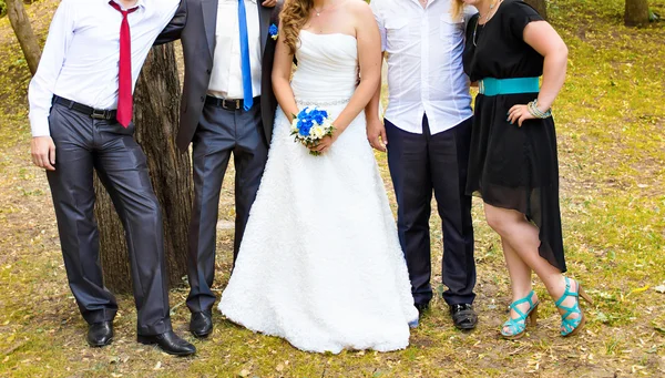 The bride and groom with their guests — Stock Photo, Image