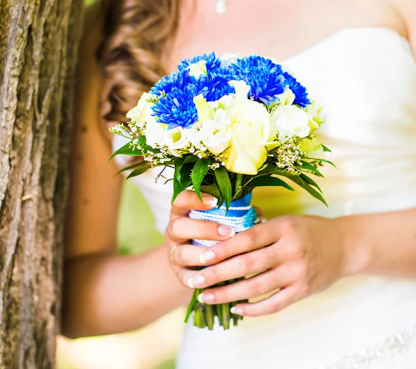 Belo buquê de casamento em mãos da noiva — Fotografia de Stock