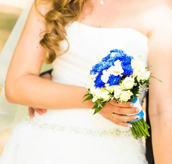 Buquê de casamento. Noiva e noivo . — Fotografia de Stock