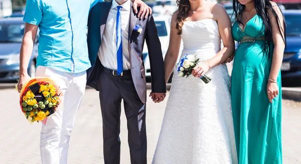 Bruden och brudgummen med deras gäster — Stockfoto