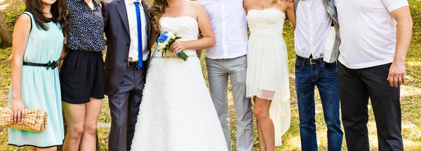 A noiva eo noivo com seus convidados — Fotografia de Stock