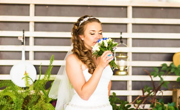 Schöne Braut im Freien — Stockfoto