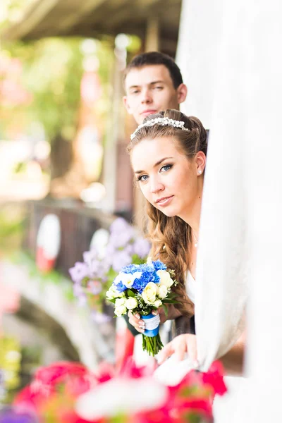 Красивая невеста и жених наслаждаются свадьбой — стоковое фото