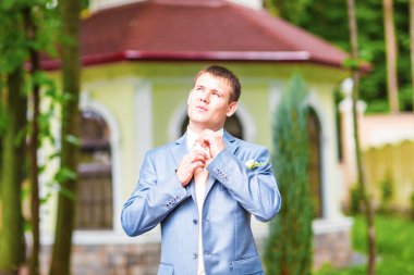 Gelinlik giymiş damat.