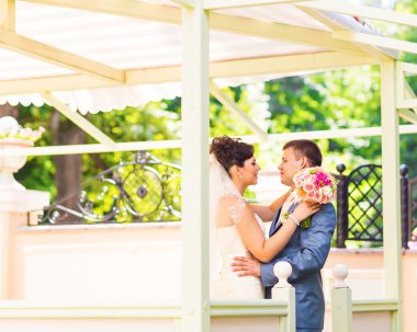 güzel gelin ve damat açık havada