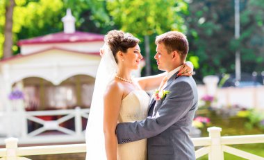 güzel gelin ve damat açık havada