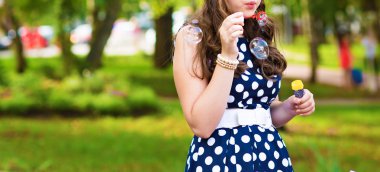 güzel kadın üfleme kabarcıklar