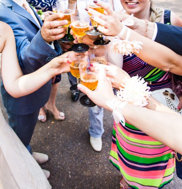 beyaz şarap bardakları tokuşturup ve kızartma.