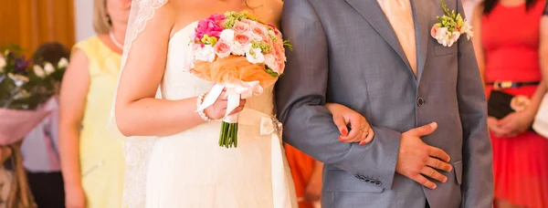 Хороший свадебный букет в руке невесты — стоковое фото