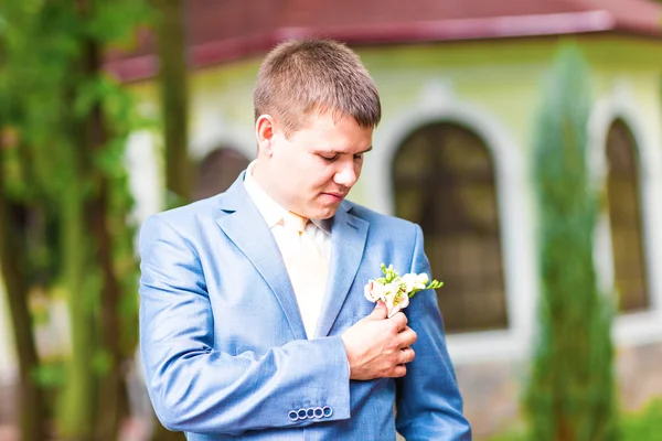 Wedding boutonniere on suit of groom — Stock Photo, Image