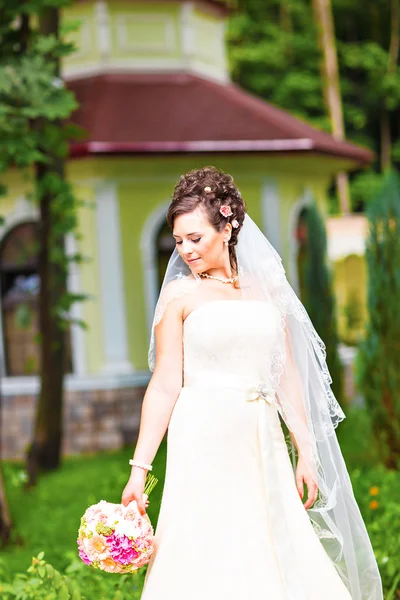 Beutiful bruden i vit klänning hålla bröllop bukett — Stockfoto