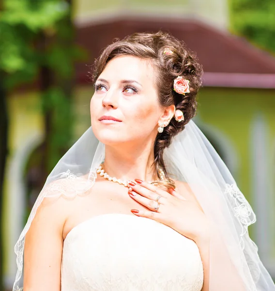 Krásná nevěsta s módní svatební účes — Stock fotografie