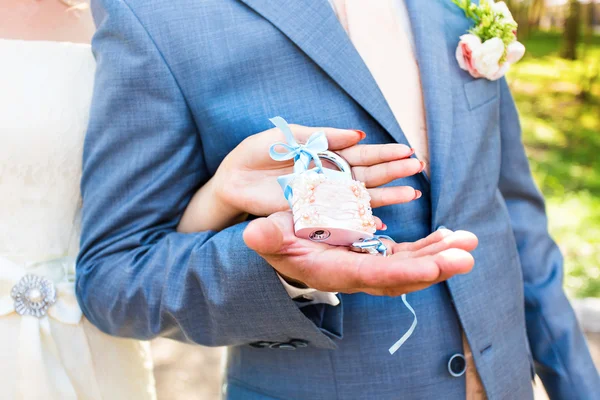 La serratura in mani di persone appena sposate — Foto Stock