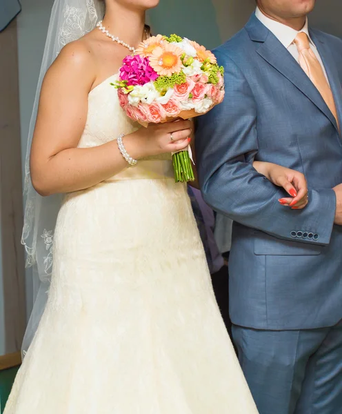 Bouquet de casamento agradável na mão noivas — Fotografia de Stock