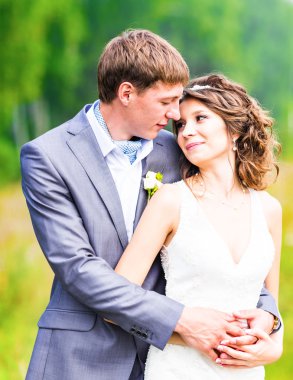 Bir yaz çayır dışında romantik anları zevk genç Düğün çifti.