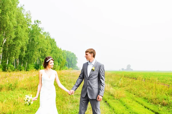 Mariée et marié le jour du mariage Promenade en plein air sur la nature printanière . — Photo