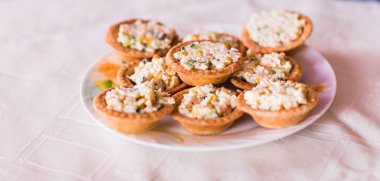 Tatil tartlets Avokado salatası ile