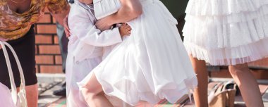 Anne oğlunu kucaklar