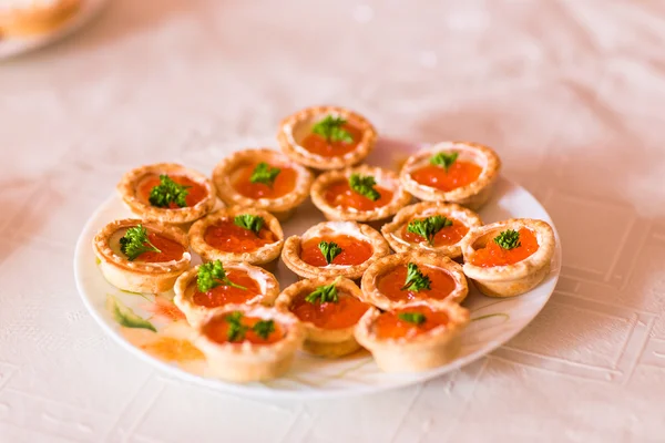 Tartlets con caviar rojo de cerca. Primeros planos de la comida gourmet, aperitivo — Foto de Stock