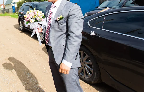 Noivo segurando buquê de casamento — Fotografia de Stock