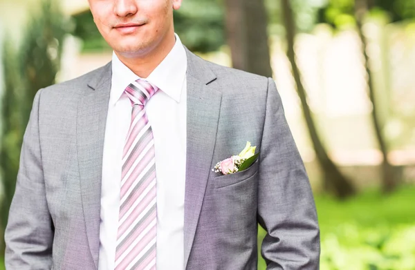 Portrait of the groom in a park on their wedding day. — Stock Photo, Image