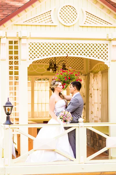 Щаслива наречена і наречена на весіллі — стокове фото