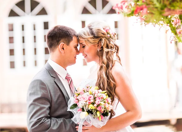 Glückliche Braut und Bräutigam zur Hochzeit — Stockfoto