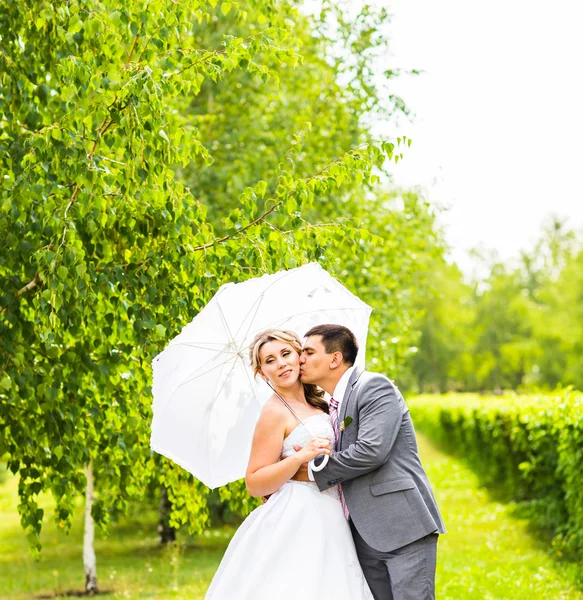 Elegante bruid en bruidegom poseren samen buiten op een trouwdag — Stockfoto