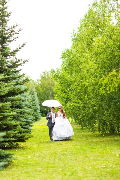 Elegant bride and groom posing together outdoors on a wedding day — Stock Photo, Image