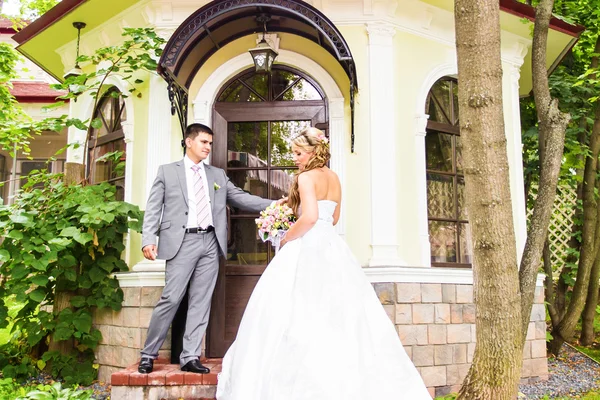 Noiva feliz e noivo em seu casamento — Fotografia de Stock