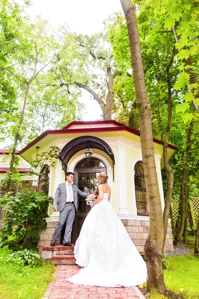 Elegante bruid en bruidegom poseren samen buiten op een trouwdag — Stockfoto