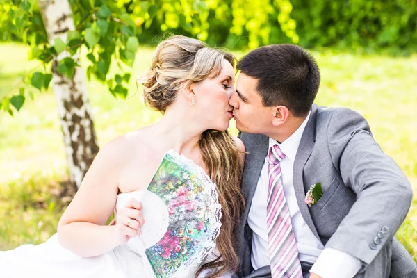 Elegant brud och brudgum poserar tillsammans utomhus på en bröllopsdag — Stockfoto