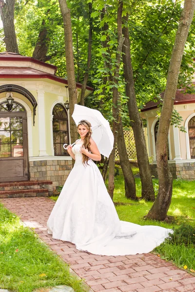 Krásná nevěsta venku v parku. — Stock fotografie