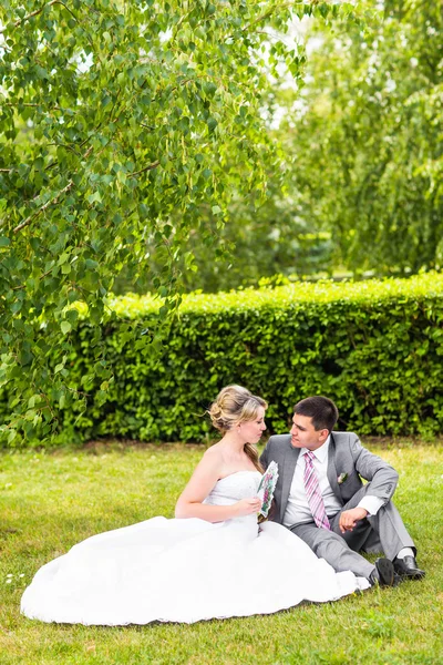 Feliz novia y novio en su boda — Foto de Stock