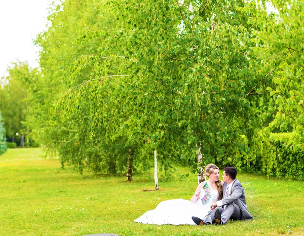 Noiva elegante e noivo posando juntos ao ar livre em um dia de casamento — Fotografia de Stock