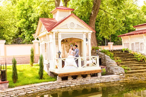 Novia elegante y novio posando juntos al aire libre en un día de boda —  Fotos de Stock