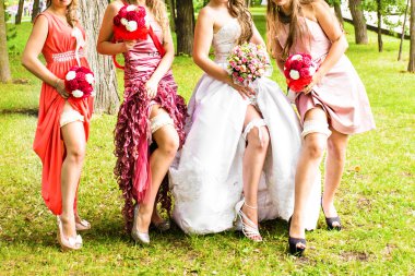 Gelin ve nedimeleri ağaçlar yakınındaki