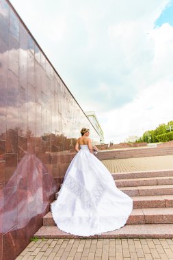 Açık havada bir parkta güzel gelin.